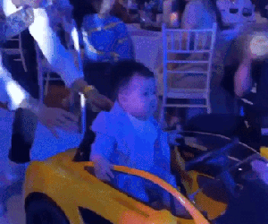 Cả dàn khách mời sang chảnh dự thôi nôi cháu ngoại Minh Nhựa nhưng dân mạng chỉ tìm kiếm một người