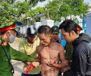 Nam thanh niên nghi 'ngáo đá' cầm dao, miệng liên tục la hét 'giết người'