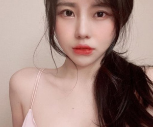 Sợ lộ nội y sẽ bị phạt, nữ streamer 'outplay' bằng cách không mặc, buộc áo hờ hững che vòng một