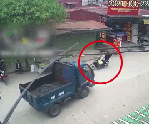 Hy hữu: Nam thanh niên đi xe máy bị thanh sắt trên xe tải rơi trúng đầu