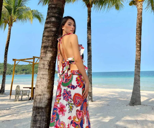 Hoa hậu Tiểu Vy khoe lưng trần mướt mắt với oạt trang phục mặc đi biển