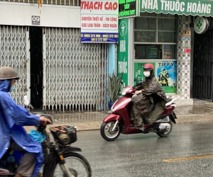 TP.HCM xuất hiện 'mưa vàng', người dân được giải nhiệt sau bao ngày nắng nóng
