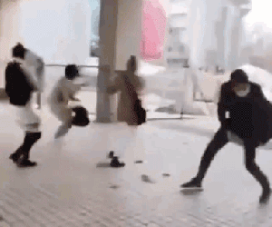 Video: Khoảnh khắc gió lớn thổi bay người đi đường ở Trung Quốc