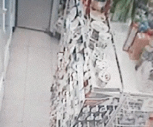 Phải lòng cô nhân viên bán hàng, gã đàn ông mặc cả nội y phụ nữ hở hang đến gặp 'người thương' hàng chục lần suốt 3 tháng