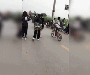 Phẫn nộ clip nam sinh túm tóc, đánh dã man vào đầu nữ sinh ngay bên vệ đường trước sự hò hét của nhóm bạn