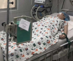 Bé gái ở Bình Dương ngộ độc nặng sau khi ăn bún riêu có patê chay đang suy hô hấp, sức cơ chỉ còn 1/5