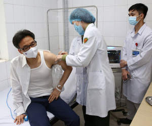 Phó thủ tướng Vũ Đức Đam tiêm thử vaccine Nano Covax