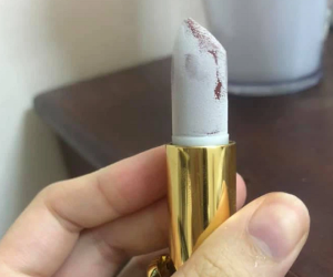 Cô nàng lo lắng cực độ vì thỏi son chưa dùng mà bị mảng trắng như mốc, liệu có nên dùng tiếp?