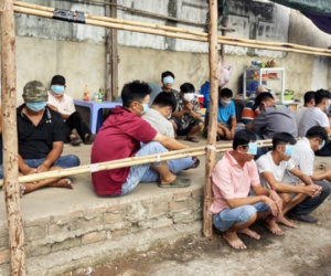 Cảnh sát chèo ghe bắt trường gà ven kênh