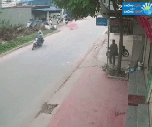 Clip: Gia đình 3 người ngã xuống đường vì vướng phải dây diều, vết thương trên cổ nạn nhân gây ám ảnh