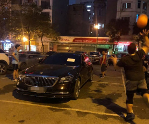 Xe sang Mercedes S450 Maybach đỗ ngay giữa sân bóng chuyền nhưng vẫn không ngăn được 'trận đấu đắt đỏ', dòng 'tâm thư' để lại khiến chủ xe tái mặt