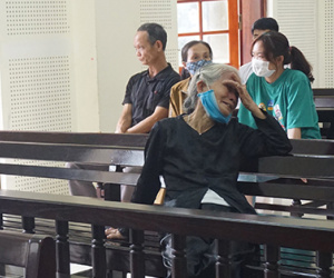 Nước mắt mẹ già ba lần 'tiễn' con đi… tù
