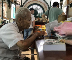 Ông cụ viết thư tay cuối cùng ở Sài Gòn đã nghỉ việc vì sức khỏe yếu, nhiều người Sài Gòn tiếc nuối: Bưu điện như mất đi một phần "linh hồn"