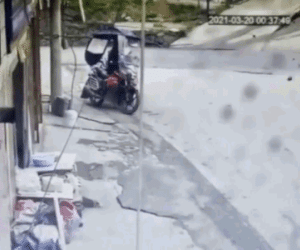 Video: Xe bồn lao vào nhà dân, người đàn ông thoát chết trong gang tấc