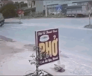Video: Tạt đầu xe tải, người đàn ông bị húc văng xuống đường