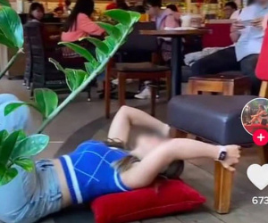 Hai cô gái bị chê kém duyên vì nằm dài giữa quán cà phê Highlands, kéo ghế đu trend khoe body giống Ngọc Trinh