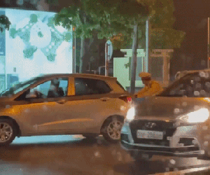 Tài xế chết máy xe giữa trời mưa và hành động bất ngờ của CSGT