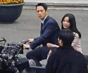 Lộ cảnh Jisoo (BLACKPINK) ôm ấp Jung Hae In trong phim mới, fan đòi sống chết vì sợ diễn cảnh hôn nhau