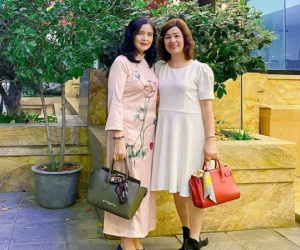 Hằng Túi khoe bức ảnh 'để đời' với 2 người mẹ chồng cùng chụp chung, ai cũng ghen tị với sơ đồ quan hệ đặc biệt trong gia đình hot mom 8X