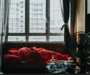 Kiểm tra camera an ninh, cô gái phát hiện hành vi đồi bại của gã anh rể đốn mạt ở chung nhà