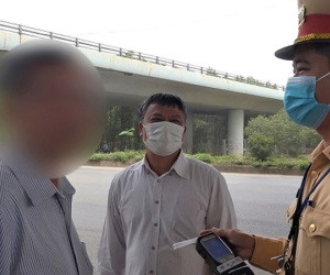 Video: Bị phát hiện vi phạm nồng độ cồn người đàn ông đòi 'biếu' xe cho CSGT