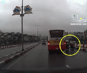 Video: Xe buýt chèn 2 xe máy sát vào thành cầu, hành động sau đó của tài xế càng gây phẫn nộ