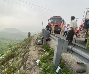 Tông xe vào taluy đèo Hải Vân, thanh niên rơi xuống vực sâu