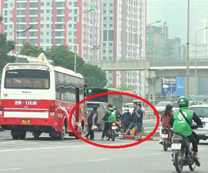 Video: Tụ tập 'bắt khách' trên VĐ3, xe ôm bỏ chạy tán loạn khi công an xử phạt