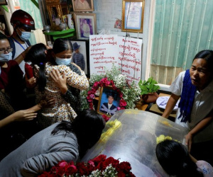 Quân đội Myanmar nổ súng cả vào người viếng tang