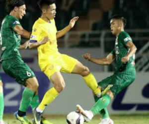 Bi hài chuyện cầu thủ Sài Gòn FC bị đạp vào chân rồi…ăn thẻ