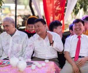 Cười ra nước mắt với màn rót rượu để đời của chú rể: 'Tưới' ướt cả người ban đại diện nhưng ai cũng cười toe toét