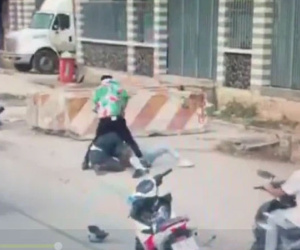 Va chạm giao thông, 2 thanh niên lao vào đánh người tới tấp, đè ra đấm túi bụi giữa ngã ba