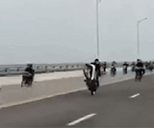 Nhóm 'quái xế' nẹt bô, bốc đầu, phóng như bay trên cầu nghìn tỷ