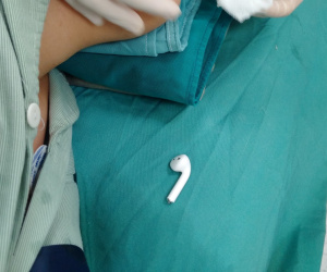 Gắp tai nghe điện thoại trong ổ bụng của bé trai 15 tuổi lúc nửa đêm: BS khuyến cáo nguy hiểm khi trẻ nuốt dị vật