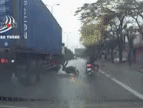Clip: 2 thanh niên thoát chết đầy ngoạn mục sau cú trượt xe tóe lửa vào gầm container