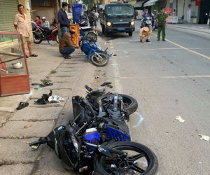 Va chạm liên hoàn với 2 xe máy khiến 2 thanh niên thương vong, tài xế xe 3 bánh rời khỏi hiện trường