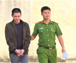 Trốn truy nã gần 12 năm, người đàn ông kịp lấy vợ, sinh con trước khi ra đầu thú
