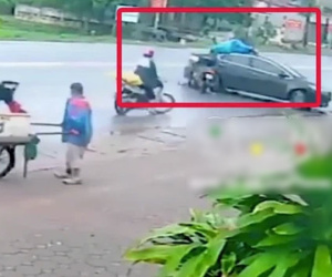 Khoảnh khắc nam thanh niên đi xe máy tông thẳng vào ô tô đang lùi, người bị hất văng lên nóc xe