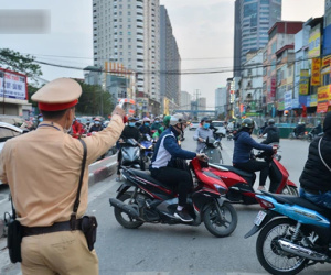 Ảnh: Hàng trăm phương tiện đi ngược chiều vội "quay xe" khi gặp CSGT