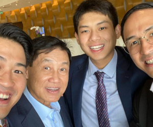 Tỷ phú Johnathan Hạnh Nguyễn chụp hình cùng 3 người con trai: Đỉnh cao giàu sang và quyền lực