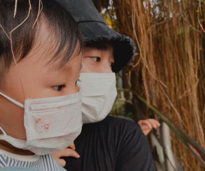 Hoà Minzy khoe khoảnh khắc con trai và ông xã thiếu gia trong 1 khung hình, góc nghiêng giống hệt nhau của 2 bố con khiến dân tình xuýt xoa