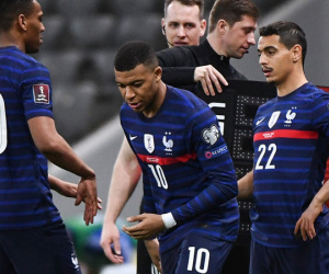 Mbappe ngơ ngác vì Martial từ chối bắt tay