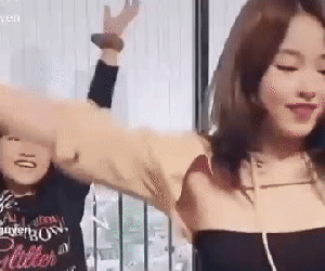 Mi Vân lại tiếp tục khiến nhiều người bất ngờ vì nhan sắc U40 trong đoạn clip nhảy cùng con