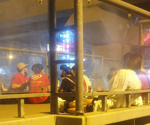 Bất chấp biển cấm, nhiều bạn trẻ vẫn vô tư tụ tập, hóng mát trên cầu vượt bộ hành