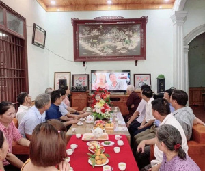 Vì dịch Covid-19, một cặp đôi người Việt tổ chức đám hỏi qua livestream gây bão cộng đồng mạng vì quá đáng yêu, ông bà ta giờ cũng sành công nghệ rồi!