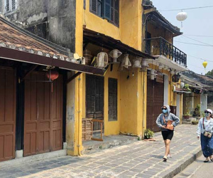 Hàng quán Hội An thanh lý, trả mặt bằng hàng loạt