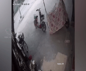 Clip: Taxi va chạm với xe máy rồi lộn nhào kinh hoàng trên đường, 1 người trọng thương