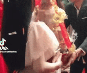 Đám hỏi gây sốt khi tặng cô dâu nguyên tráp trà sữa trân châu đường đen, nhìn đội bê lễ khệ nệ vào nhà nhìn đến thương