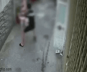 Kinh hoàng clip gã thanh niên dùng dao đâm túi bụi bạn gái, sau đó bị đúng con dao găm trúng người tử vong