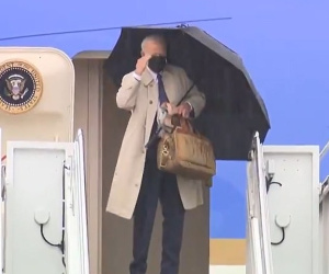 Tổng thống Biden lại vấp trên bậc thang Air Force One